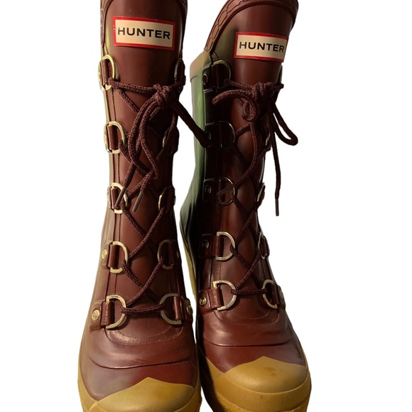 ⭐️Hunter Burgundy and Tan Heeled Boots⭐️ - Picture 5 of 15